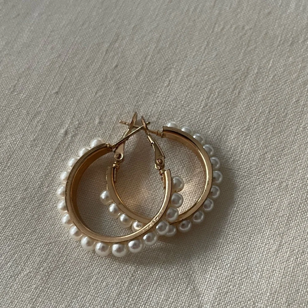 Pearl & Gold Hoop Earrings - Picture 4 of 4